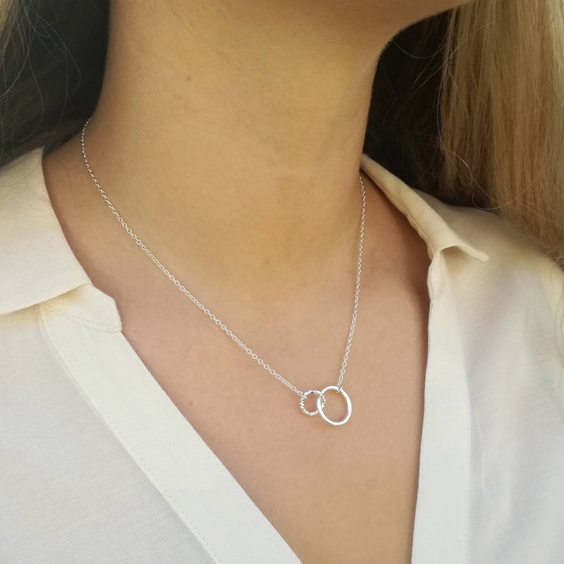 Interlocking Circle Pendant Necklace in White Gold | KLENOTA